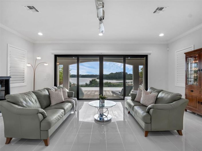 Image No.6-6 Bed Property for sale