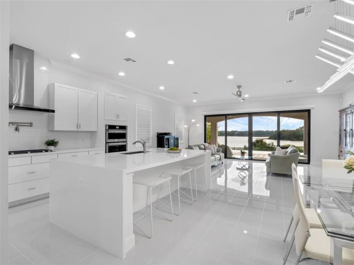 Image No.8-6 Bed Property for sale