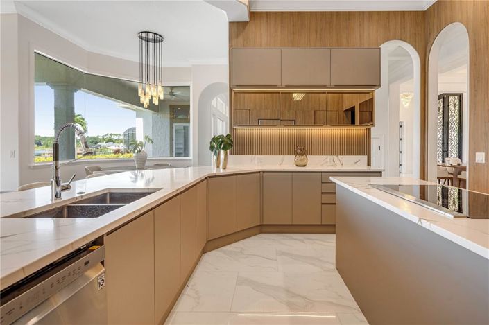 Image No.18-6 Bed Property for sale