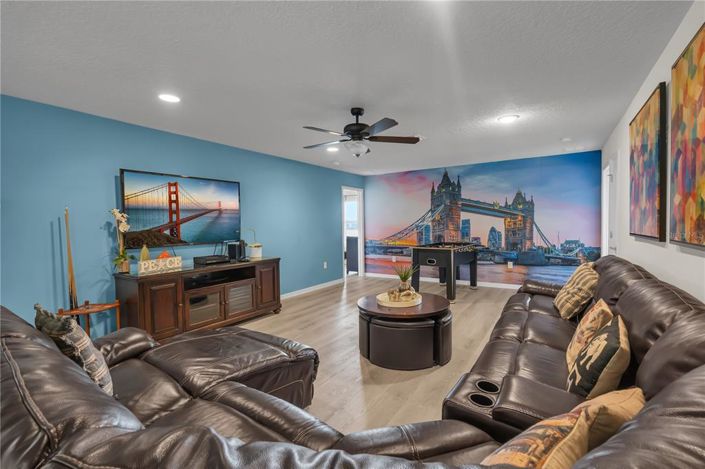 Image No.25-8 Bed Property for sale