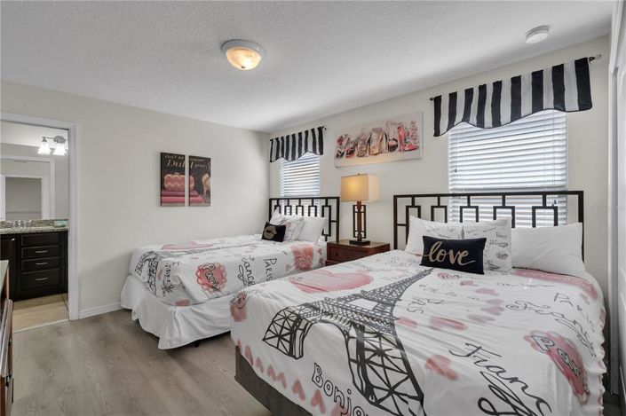 Image No.31-8 Bed Property for sale