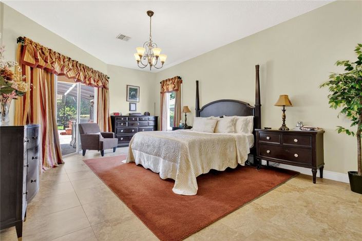 Image No.12-5 Bed Property for sale