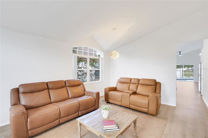 Image No.10-4 Bed Property for sale