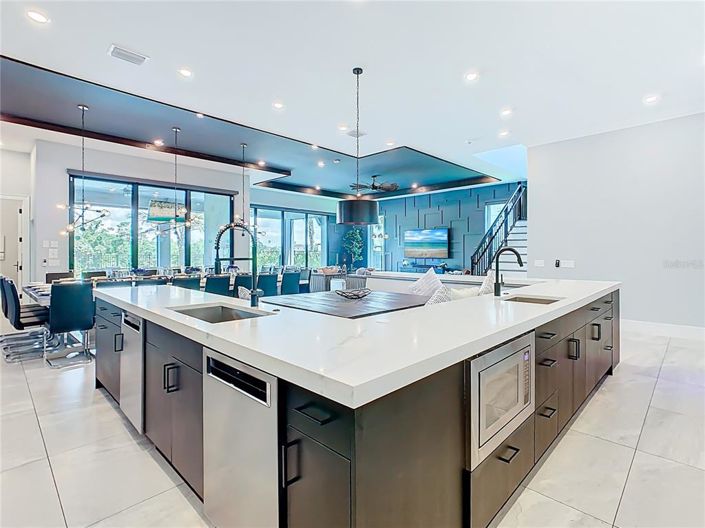 Image No.15-10 Bed Property for sale