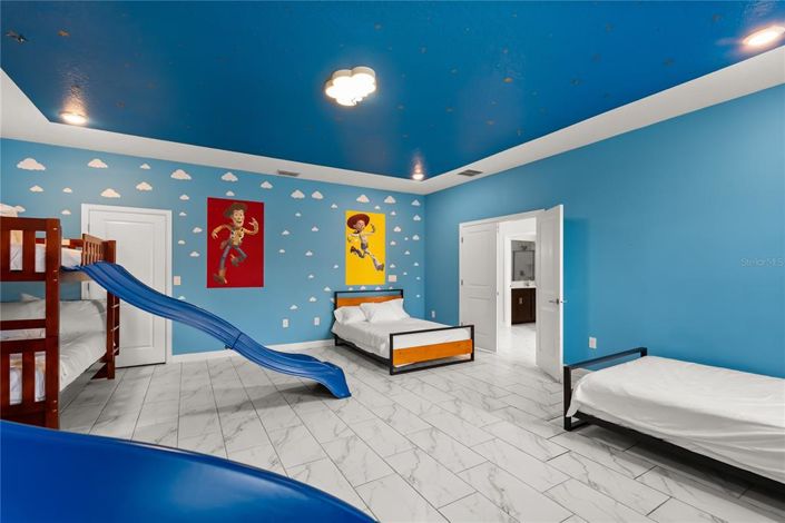 Image No.12-9 Bed Property for sale