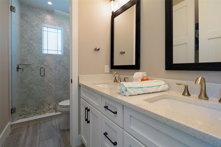 Image No.17-7 Bed Property for sale