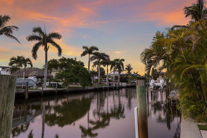 Image No.2-5 Bed Property for sale