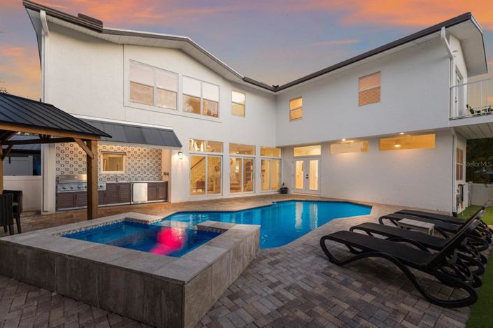 Image No.50-5 Bed Property for sale