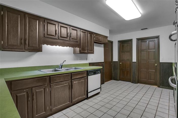 Image No.4-4 Bed Property for sale