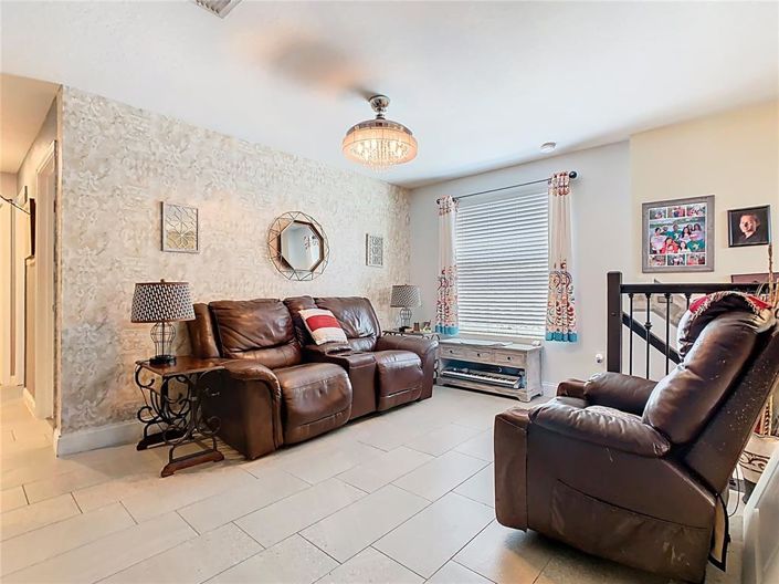 Image No.10-6 Bed Property for sale