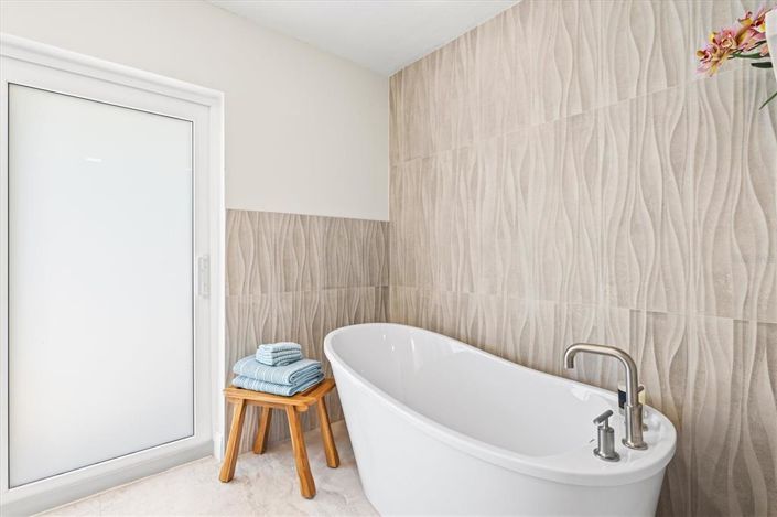 Image No.47-4 Bed Property for sale