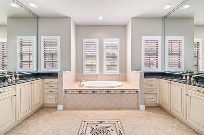 Image No.10-5 Bed Property for sale