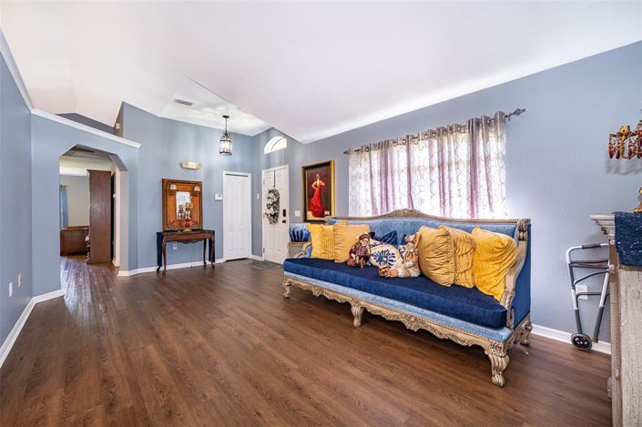 Image No.10-5 Bed Property for sale