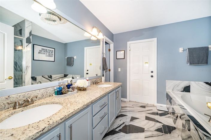 Image No.15-5 Bed Property for sale