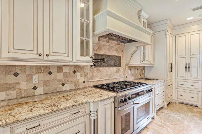 Image No.27-5 Bed Property for sale