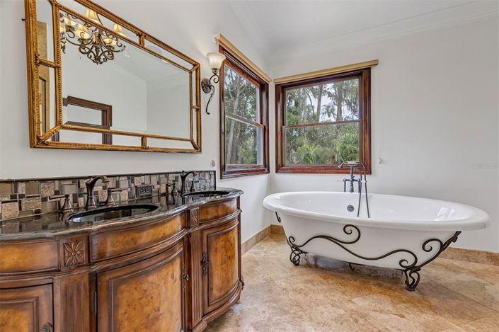 Image No.41-5 Bed Property for sale