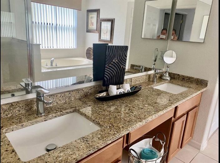 Image No.9-5 Bed Property for sale