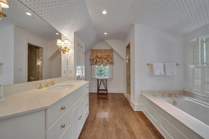 Image No.35-6 Bed Property for sale