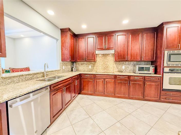 Image No.19-3 Bed Property for sale