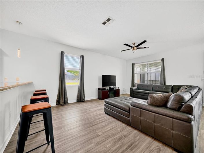 Image No.12-8 Bed Property for sale