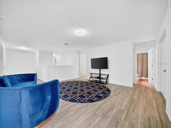 Image No.27-8 Bed Property for sale