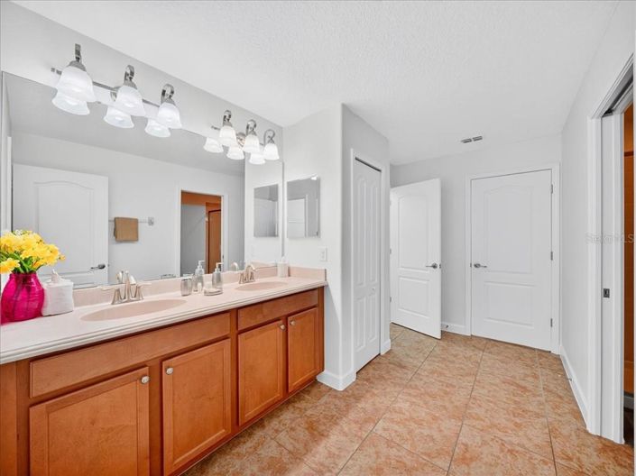 Image No.33-8 Bed Property for sale