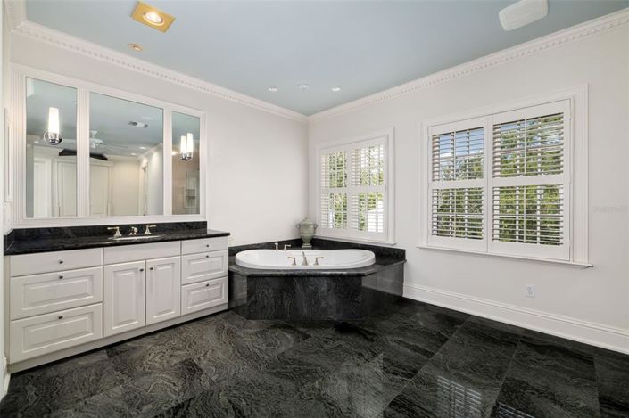 Image No.54-4 Bed Property for sale