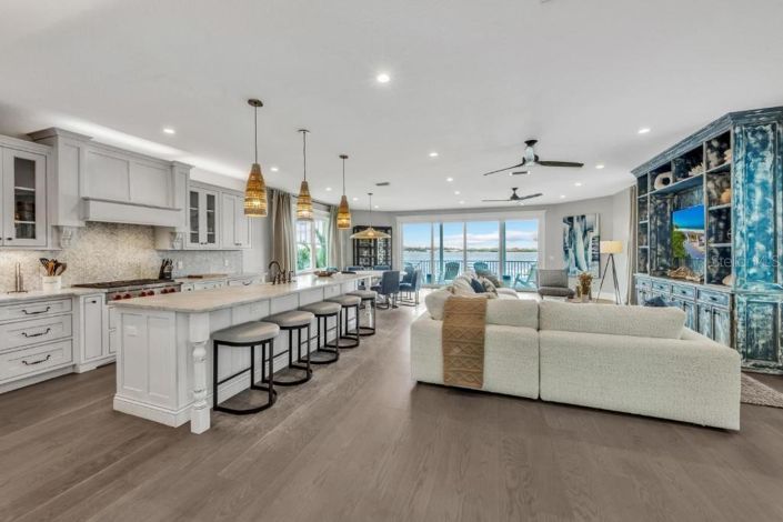 Image No.8-5 Bed Property for sale