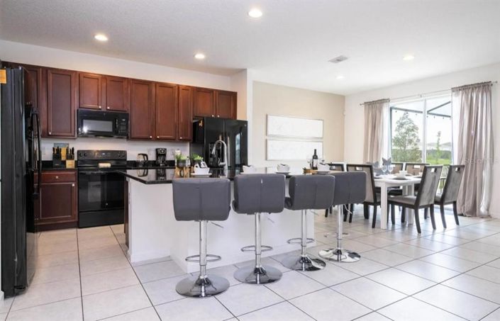 Image No.12-8 Bed Property for sale