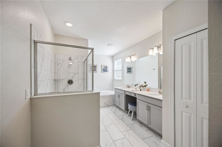 Image No.25-6 Bed Property for sale