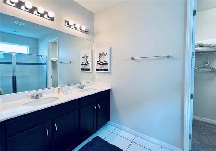 Image No.7-9 Bed Property for sale