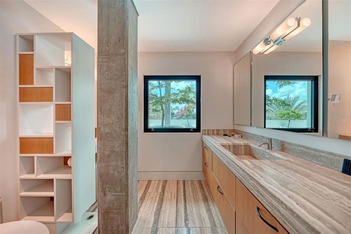 Image No.32-5 Bed Property for sale