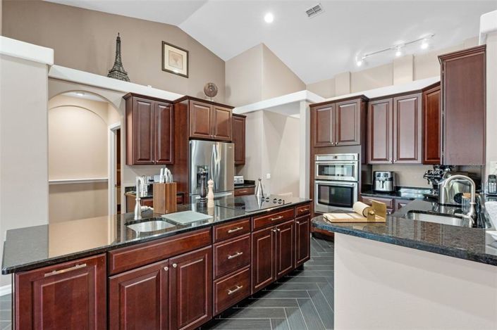 Image No.12-5 Bed Property for sale