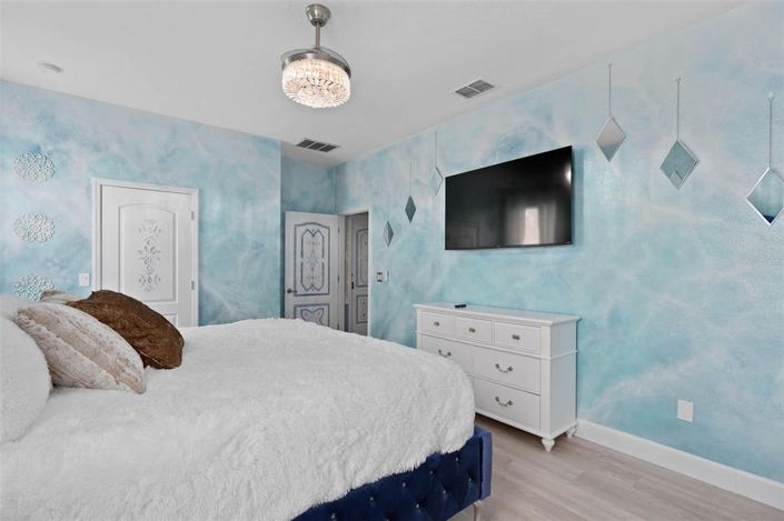 Image No.17-8 Bed Property for sale