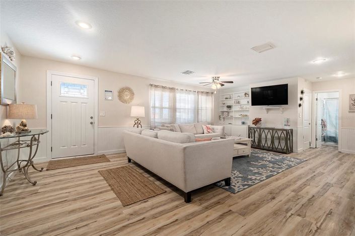 Image No.23-8 Bed Property for sale