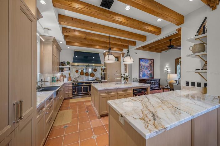 Image No.10-5 Bed Property for sale