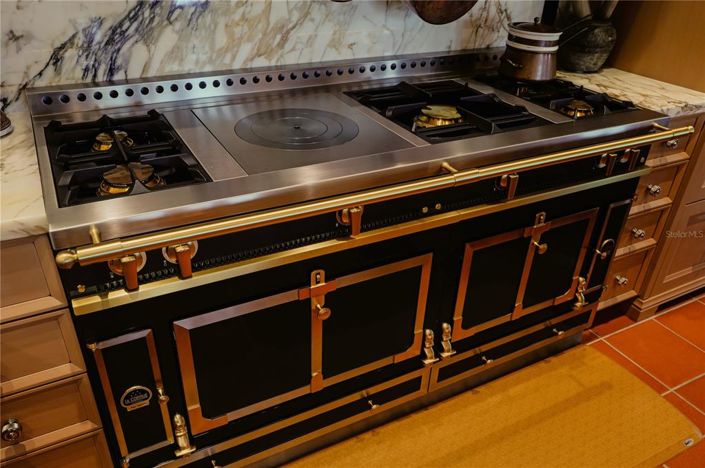 Image No.12-5 Bed Property for sale