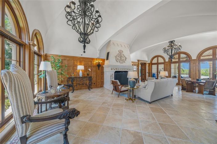 Image No.22-5 Bed Property for sale