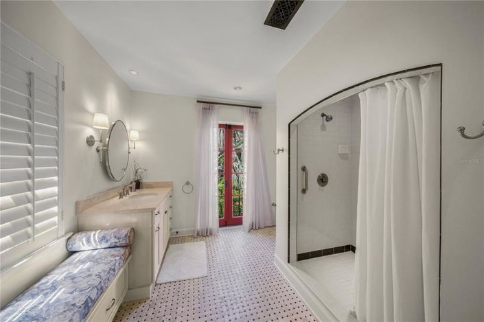 Image No.42-5 Bed Property for sale