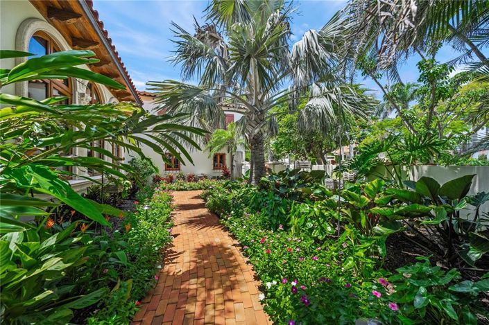 Image No.50-5 Bed Property for sale