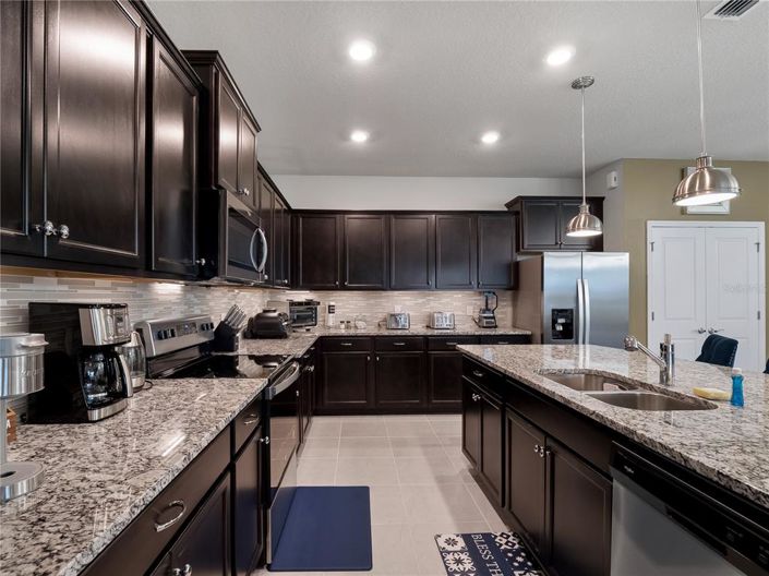 Image No.14-9 Bed Property for sale