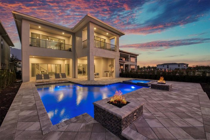 Image No.10-8 Bed Property for sale