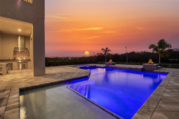 Image No.11-8 Bed Property for sale