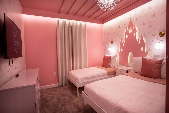 Image No.17-7 Bed Property for sale