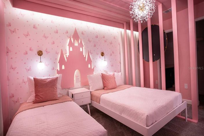 Image No.18-7 Bed Property for sale