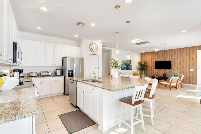 Image No.12-6 Bed Property for sale