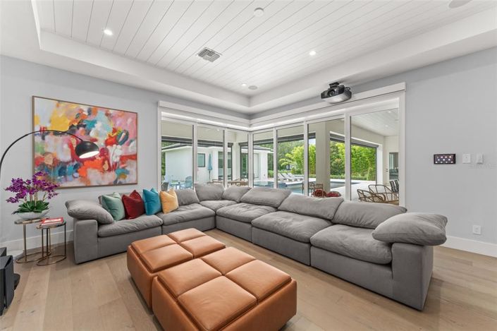 Image No.10-5 Bed Property for sale