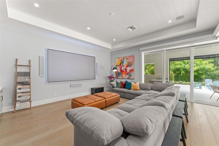 Image No.9-5 Bed Property for sale