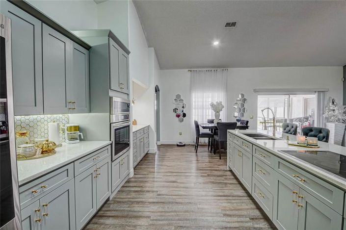 Image No.12-6 Bed Property for sale