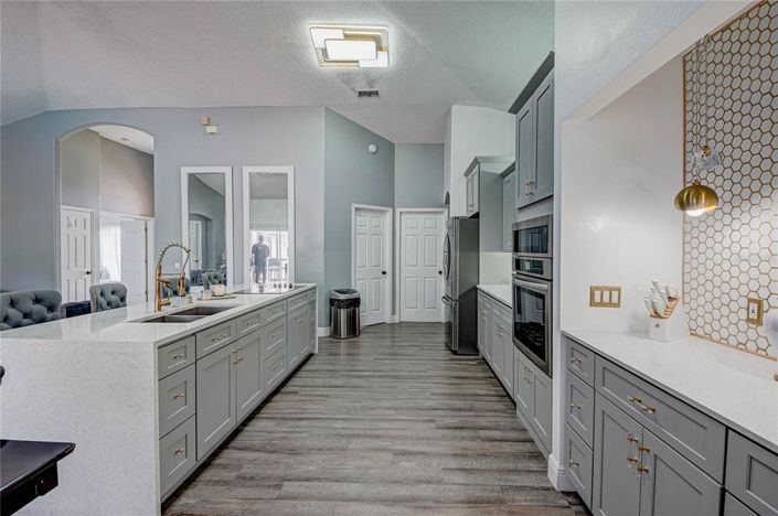 Image No.13-6 Bed Property for sale